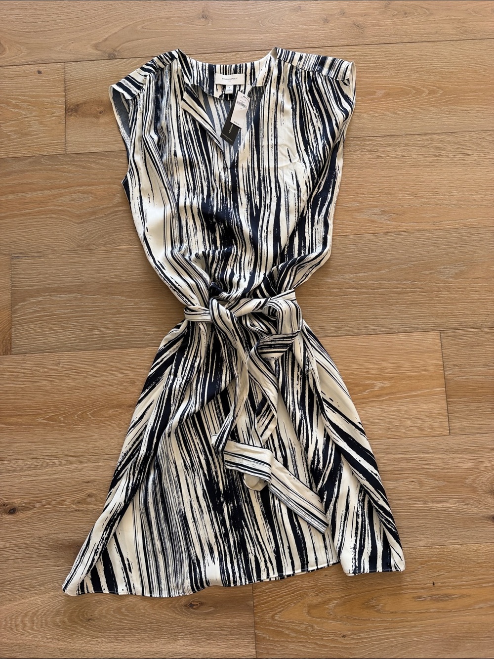 NWT. Banana Republic Black & White Brushstroke Tie-Waist Midi Dress